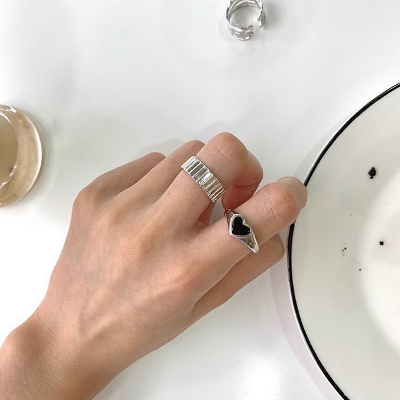 Black heart ring, heart ring, heart signet ring, stacking silver ring - Picture 4 of 7